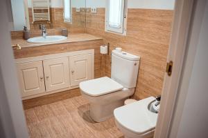 a bathroom with a toilet and a sink at My City Home - Amplio apartamento en Salamanca in Madrid