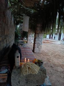 einen Picknicktisch mit Kerzen und eine Flasche Wein in der Unterkunft Cyprus Village House in Kyrenia