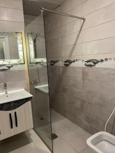 a bathroom with a shower and a sink and a toilet at فندق كلاسيك in Aqaba