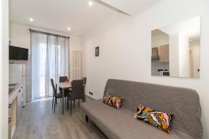a living room with a couch and a dining room table at Lingotto Fair Comfy Apartment x4 - MM Italia 61 in Turin