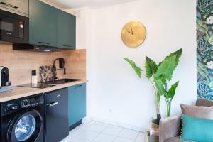 L44 1BDR Flat 10mins walk to port/Balcon, Parking, AC