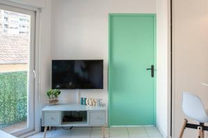L44 1BDR Flat 10mins walk to port/Balcon, Parking, AC