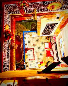 Habitación desordenada con escritorio y pared en Riad Maison Aicha, en Marrakech