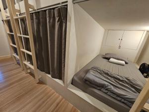 Un pat sau paturi într-o cameră la Ratana Boutique Hostel