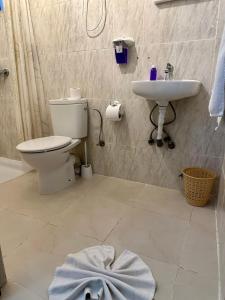 La salle de bains est pourvue de toilettes et d'un lavabo. dans l'établissement El Kennaria, à Marrakech