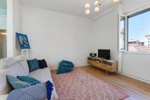 TV a/nebo společenská místnost v ubytování Casa Centro Laveno Mombello