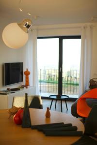 sala de estar con mesa y ventana grande en Hiša ob stolpu, en Lendava