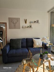 a blue couch in a living room with a table at Depto 1H 1B con Balcón, excelente conectividad in Santiago