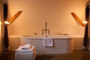 a bathroom with a bath tub with two towels at Cottage auf idyllischem Landsitz mit Parkanlage in Negernbötel