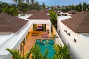 una vista aérea de una casa con piscina en Thai-Themed 3br Boutique Villa by Intira Villas en Rawai Beach