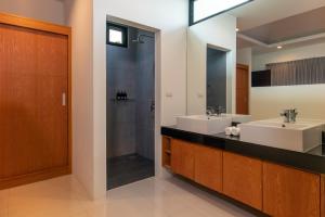 Koupelna v ubytování Thai-Themed 3br Boutique Villa by Intira Villas