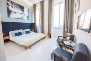 una camera d'albergo con letto e sedia di Piazza di Spagna 9 a Roma
