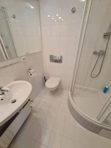 La salle de bains est pourvue d'une douche, de toilettes et d'un lavabo. dans l'établissement 10Q - Z6 Apartment 501, à Varsovie