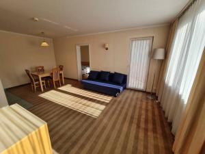 - un salon avec un canapé bleu et une table dans l'établissement 10Q - Z6 Apartment 501, à Varsovie