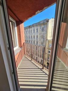 - un balcon avec vue sur un bâtiment dans l'établissement 10Q - Z6 Apartment 501, à Varsovie