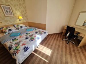 - une chambre avec un lit, un bureau et une chaise dans l'établissement 10Q - Z6 Apartment 501, à Varsovie