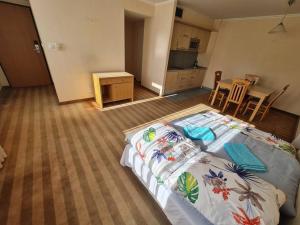 - une chambre avec un lit et une table dans l'établissement 10Q - Z6 Apartment 501, à Varsovie
