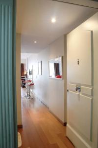 um quarto com um corredor com uma porta e uma mesa em Departamento Moderno en Recoleta,2pax ,Alta Categoria em Buenos Aires