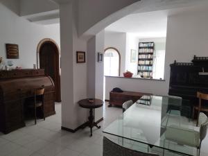 A seating area at villetta Monte