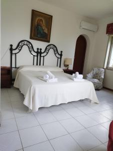 A bed or beds in a room at villetta Monte