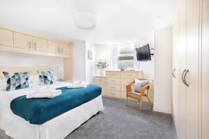 1 dormitorio con 1 cama grande con manta azul en Fountains Executive Apartment - Harrogate Stays, en Harrogate