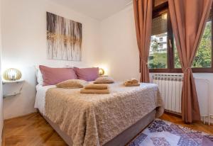1 dormitorio con 1 cama con toallas en Apartment Hedonist, en Hvar