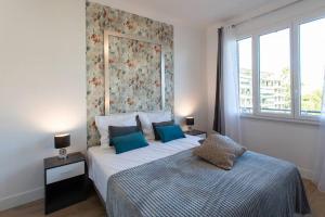 um quarto com uma cama e uma grande janela em L45 Suite St Marguerite Sea View/ Balcon, Parking WIFI em Nice