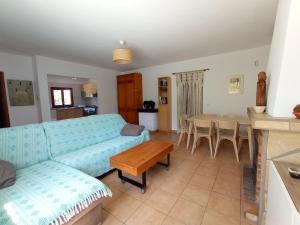 ein Wohnzimmer mit einem Sofa und einem Tisch in der Unterkunft Sa Vinya Casa de Campo in Es Cubells