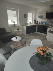 a living room with a table and a kitchen at FeWo ERZ-Zeit in Annaberg-Buchholz