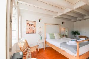 sypialnia z łóżkiem i stołem w pokoju w obiekcie Douro Dreams w Porto