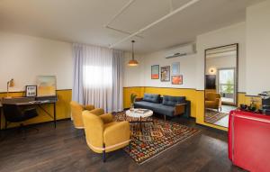 PLAY Seaport Suite Hotel TLV的休息区