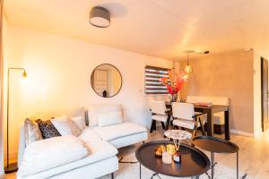 een woonkamer met een bank en een tafel bij Boutique Chalet Veluwe in Putten +55 foto's