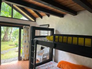 a bedroom with two bunk beds in a room at Paraíso campestre cerca a Cali in Papagalleros