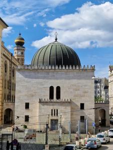 un gran edificio con una cúpula y una mezquita en Real Apartments Wesselényi, en Budapest