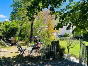 Jardin de l'établissement Les Glycines, charmant studio au calme dans bâtisse de Maître proche du centre ville parking gratuit