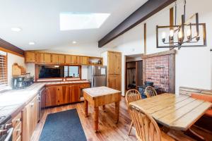 eine Küche mit einem Holztisch und einem Esszimmer in der Unterkunft Old County Haven in Carnelian Bay