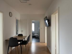 オスナブリュックにあるApartments for fitters I Schützenstr 4-12のテーブルと椅子のあるダイニングルーム