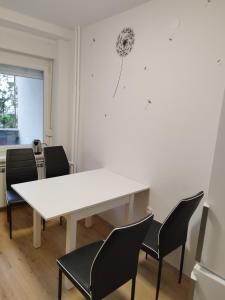 una sala da pranzo con tavolo e sedie bianchi di Apartma MB center a Maribor