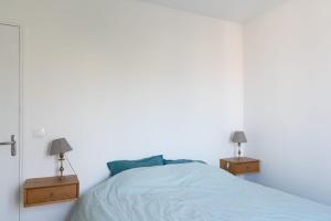 sypialnia z łóżkiem i 2 szafkami nocnymi w obiekcie Charming 35m near Paris w mieście Saint-Ouen