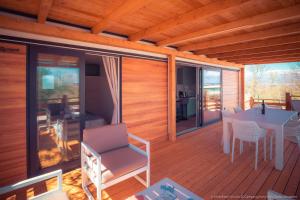 a screened in porch with a table and chairs at Mobilheim Maja in Nin