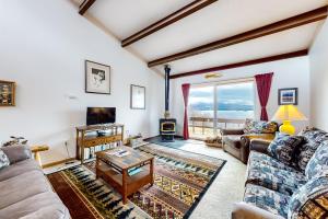 Televisyen dan/atau pusat hiburan di Lakeview Condo