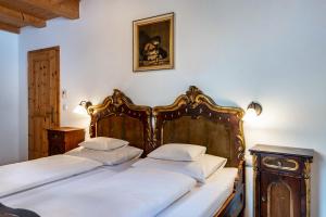 um quarto com duas camas com travesseiros brancos em Biohof Maurer Apt Vogelstimmen em Laion