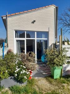 een klein huis met een grote glazen schuifdeur bij l atelier d alex in La Baule