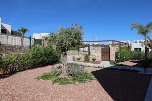 Ogród w obiekcie Deluxe VILLA LAVANDA Las Colinas DEHESA DE CAMPOAMOR with HEATED POOL