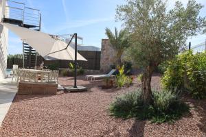 Ogród w obiekcie Deluxe VILLA LAVANDA Las Colinas DEHESA DE CAMPOAMOR with HEATED POOL