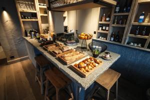 uma mesa com um monte de doces em Otonali Hôtel by Breizh Café em Saint Malo