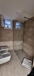 La salle de bains est pourvue d'une douche, de toilettes et d'un lavabo. dans l'établissement Il civico storico, à Brindisi