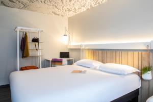 パリにあるibis Paris Nation Davoutのベッドルーム(白い大型ベッド、白い枕付)