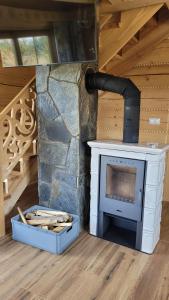 コニャクフにあるGórskie Przysiółki w Koniakowie - Dom z bala KORONKAの石造りのログキャビン内の暖炉