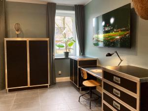 een kamer met een bureau en een raam bij Komfortquartier in Oberhausen